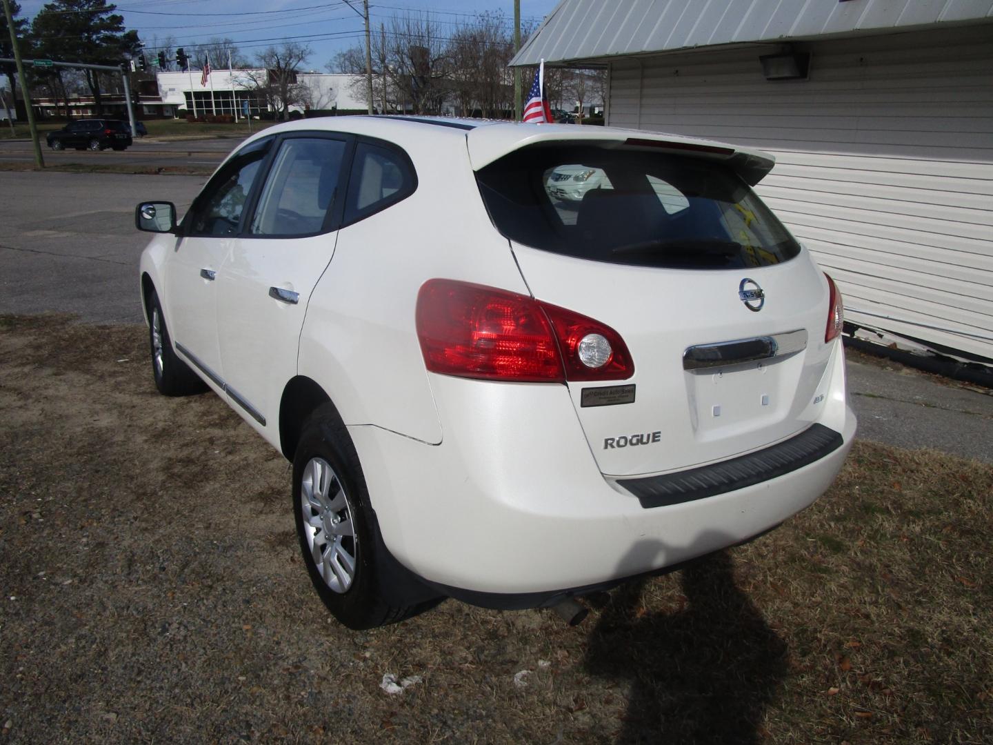 2011 White Nissan Rogue S AWD (JN8AS5MV7BW) with an 2.5L L4 DOHC 16V engine, CVT transmission, located at 2553 Airline Blvd, Portsmouth, VA, 23701, (757) 488-8331, 36.813889, -76.357597 - Down Payment: $599 Weekly Payment: $100 APR: 23.9% Repayment Terms: 42 Months ***CALL ELIZABETH SMITH - DIRECTOR OF MARKETING @ 757-488-8331 TO SCHEDULE YOUR APPOINTMENT TODAY AND GET PRE-APPROVED RIGHT OVER THE PHONE*** - Photo#7